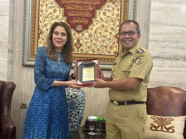 Wali Kota Makassar, Moh Ramdhan Pomanto, s bersama United Nations Resident Coordinator untuk Indonesia, Gita Sabharwal (Dok : ist).