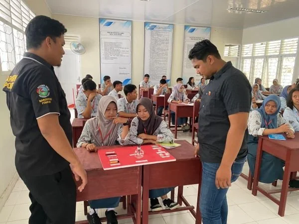 Edukasi yang dilakukan Ditresnarkoba Polda Sulbar di SMA 2 Mamuju (Dok : Ist).