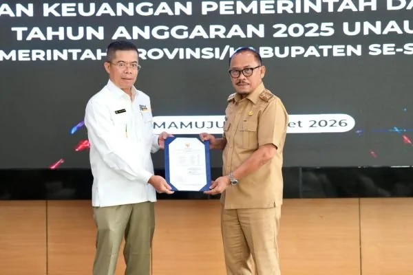 Gubernur Sulbar Suhardi Duka saat menyerahkan LKPD 2025 perwakilan BPK Sulbar. (Dok: Ist)