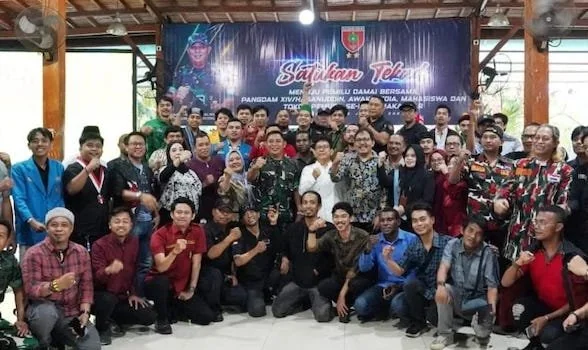 Pangdam XIV/Hasanuddin Mayjen TNI Bobby Rinal Makmun, SIP bersilaturahmi dengan awak media, mahasiswa dan tokoh pemuda se-Kota Makassar, di baruga M. Jusuf Lapangan Golf Lontara Makodam XIV/Hasanuddin, Jumat (12/1). Foto Ist
