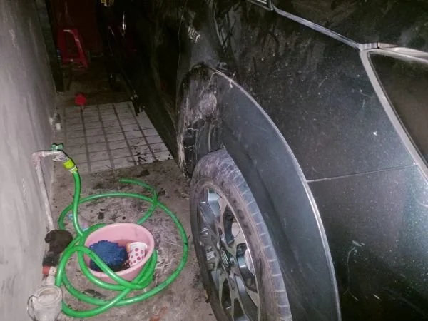 Kondisi mobil korban yang dibakar pelaku di dalam garasi (Dok : ist).