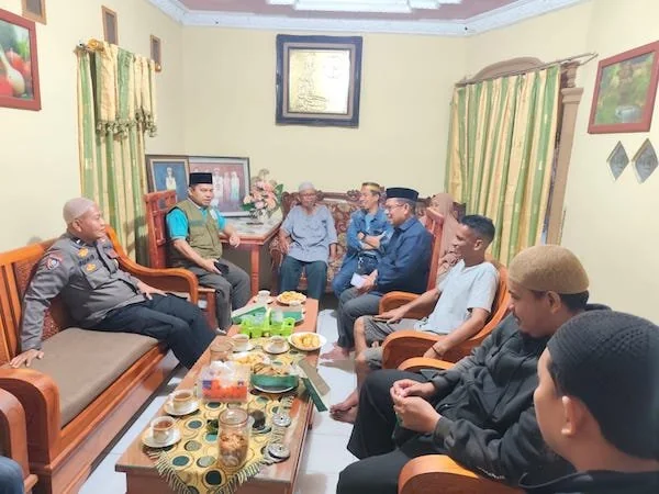 Kepala Dinas Ketenagakerjaan dan Transmigrasi Sulsel Jayadi Nas saat berkunjung ke rumah keluarga korban penyanderaan perompak Somalia (dok. Ist)