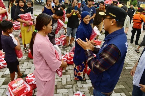 Pj Gubernur Sulsel, Prof Zudan Arif Fakrulloh saat memberi bantuan logistik (Dok: Ist)
