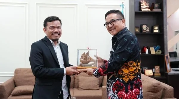 Sekprov Sulsel, Jufri Rahman bersama Komisioner Komnas HAM RI, Saurlin P Siagian di Kantor Gubernur Sulsel (Dok: Ist).