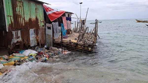 Suasana abrasi pantai di Pulau Kodingareng (Dok: Ist).