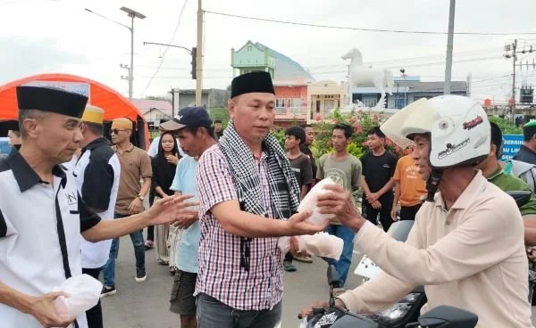 Ketua Join, Arifuddin Lau bersama Sekertaris Join, Syamsul Lallo, saat membagikan ratusan takjil ke pengguna jalan di seputaran patung Kuda, Bontosunggu. (Dok: Ullah).