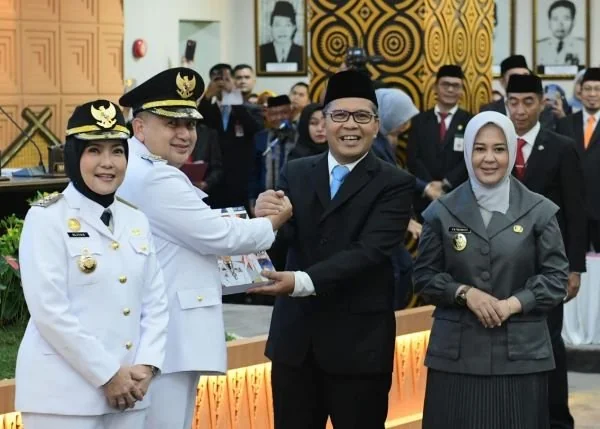 Wali Kota Makassar dan Wakil Wali Kota Makassar Munafri Arifuddin - Aliyah Mustika Ilham saat prosesi serah terima jabatan dari Mantan Wali Kota Makassar dan Wakil Wali Kota Makassar  Danny Pomanto - Fatwati Rusdi (Dok : Ist).