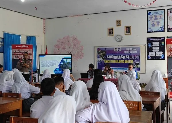 Asmo Sulsel bersama Polres Gowa menggelar edukasi safety riding di SMAN 22 Gowa (Dok: Ist)