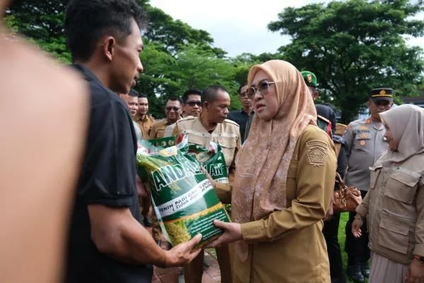 Bupati Gowa Sitti Husniah Talenrang saat Menyalurkan Bantuan, (Dok: Ist).