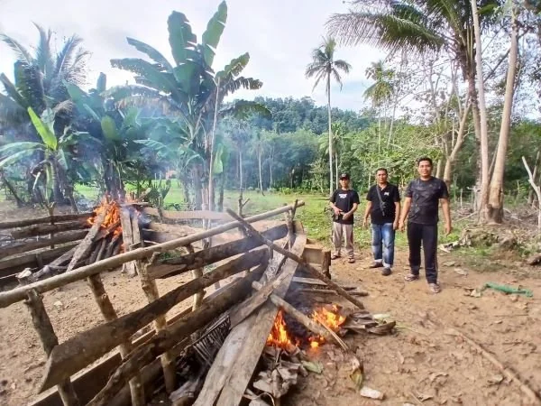 Anggota Sat Reskrim Polres Bulukumba saat membokar lokasi arena perjudian sabung ayam di Bulukumba (Dok : ist).
