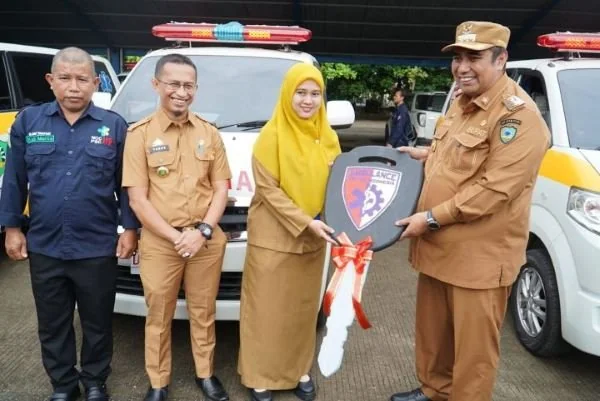 Bupati Maros menyerahkan 11 unit ambulans kepada sejumlah fasilitas kesehatan (Dok : ist).