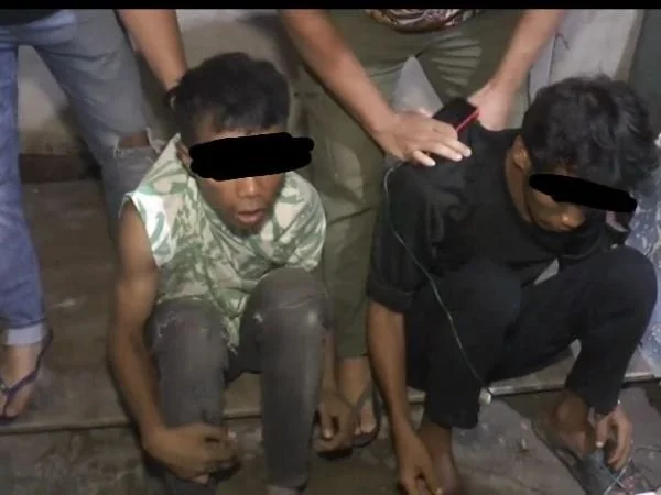 Kedua pelaku saat diamankan unit jatanras Polrestabes Makassar (Dok: Ist).