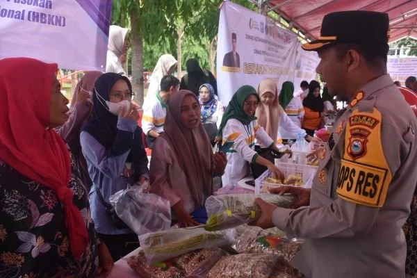 Kapolres Bulukumba AKBP Andi Erma Suryono, menghadiri kegiatan gerakan pangan murah di Bulukumba.