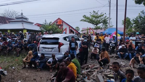 Ratusan Warga antusias saat menunggu hasil Pemungutan Suara Ulang (PSU) di TPS 02 Dusun Campagayya, Desa Boronglamu, Kecamatan Arungkeke, Kabupaten Jeneponto, Provinsi Sulawesi Selatan. (Foto/ullah).
