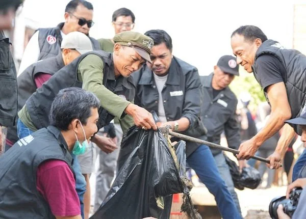 Pj Sekretaris Daerah Kota Makassar, Firman Hamid Pagarra dalam kegiatan sabtu bersih Pemkot Makassar, Sabtu (05/10) (dok ist)