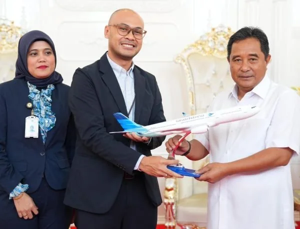 Pj Gubernur Sulsel, Bahtiar Baharuddin (baju putih) bersama GM Garuda Indonesia, Wayang Gilang Aditya Subawa (berkacamata) di Rumah Jabatan Gubernur, Kamis (14/3).