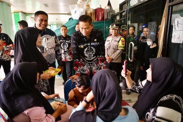 Pj Gubernur Sulsel, Prof Fadjry Djufry saat mengunjungi korban banjir di Maros (Dok: Ist)