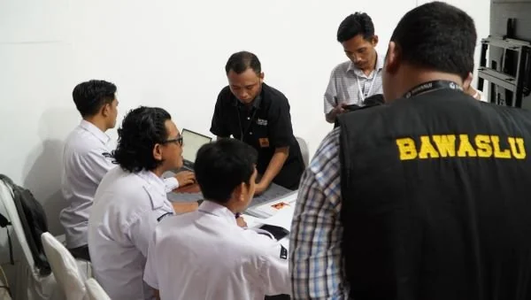 Bawaslu Bulukumba melakukan pengawasan secara langsung proses pendaftaran calon bupati (Dok : Ist).