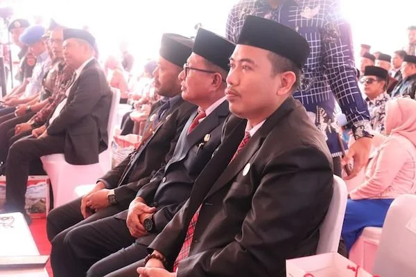 Anggoga Bawaslu Maros, Mahmudin saat mengikuti pelantikan DPRD Maros (Dok: Ist)