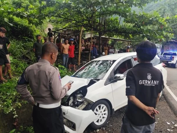 Ditlantas Polda Sulbar saat mendatangi lokasi Kecelakaan lalu lintas di jalan Trans Sulawesi Mamuju (Dok : Ist).
