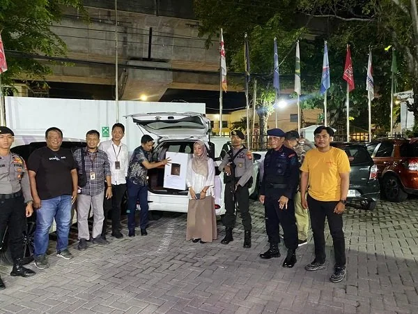 Penyerahan hasil rekapitulasi KPU Parepare untuk selanjutnya dikirim ke tingkat Provinsi Sulawesi Selatan.