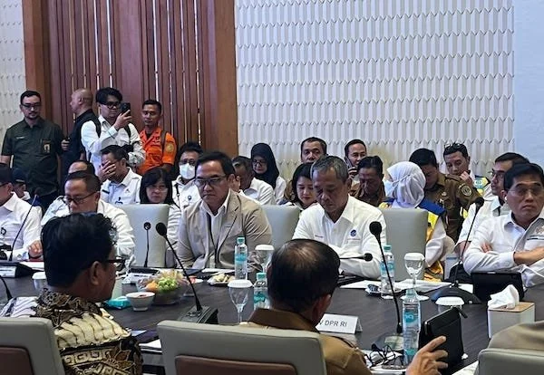 Executive Director 4 Pelindo Regional 4, Abdul Azis, bersama jajaran stakeholder transportasi dan perhubungan pada kunjungan kerja reses Komisi V DPR RI ke Kalimantan Timur (Dok: Ist)
