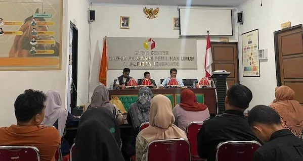Koordinator Divisi (Kordiv) Hukum dan Pencegahan Bawaslu Jeneponto, Erick Fatur Rahman bersama Ketua Bawaslu Muhammad Alwi dan Komisioner KPU Provinsi Sulsel saat melakukan rapat sosialisasi bersama Panwas Kecamatan. (ist).