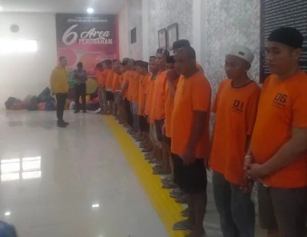 21 tahanan Polres Jeneponto saat  menjalani proses penitipan di Rumah Tahanan (Rutan) Kelas IIB Kabupaten Jeneponto, Sulawesi Selatan. Senin (21/10). (Foti/ist).