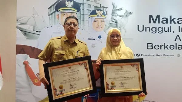 Direktur Utama Rumah Sakit Umum Daerah (RSUD) Daya Makassar, dr. A. Any Muliany saat Menunjukkan Penghargaan dari Ombudsman (Dok: KabarMakassar).