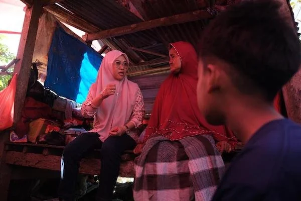 Bupati Gowa, Sitti Husniah Talenrang, saat turun langsung meninjau lokasi kebakaran, (Dok: Ist).