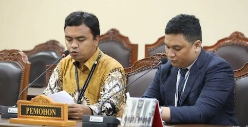 Suasana Pemohon bersama kuasa hukumnya menyampaikan pokok-pokok permohonan pengujian UU nomor 13 Tahun 2003 tentang ketenagakerjaan