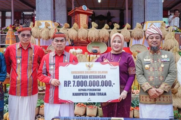 Penyerahan bantuan oleh Gubernur Sulsel Andi Sudirman Sulaiman dan Wakil Gubernur Sulsel Fatmawati Rusdi (Dok: Ist)