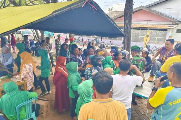Puluhan Warga serbu pembagian sembako murah di Kantor Makodim 1425 Jeneponto, Sulawesi Selatan. Kamis (7/3).