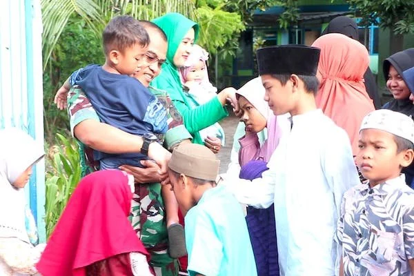 Dandim 1425 Jeneponto, Letkol Inf Muhammad Amin didampingi Ketua Persit Ny. Hj. Yulianti Amin bersama sejumlah Prajurit, Persit Ranting 1 Komando, saat mengunjungi panti asuhan Muslihan Aisyiyah, Monro-monro, Kecamatan Binamu, Jumat (14/03).