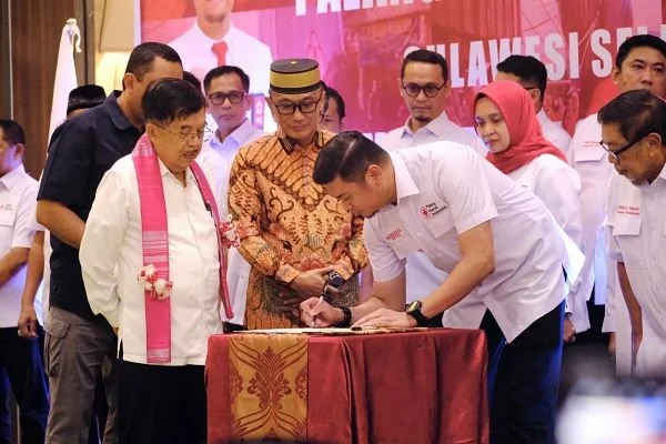 Adnan Purichta Ichsan akhirnya dilantik secara resmi oleh Ketua Umum Palang Merah Indonesia, HM Jusuf Kalla di Barru Ballroom, Hotel Novotel Makassar (Dok : ist).
