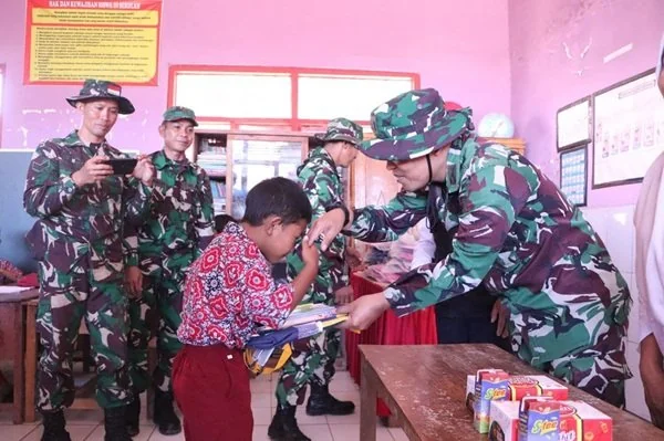 Dandim 1425 Jeneponto, Letkol Inf Muhammad Amin, saat menyerahkan bantuan peralatan sekolah bagi salah satu siswa di SDN 17 Rumbia (Dok : Ist).