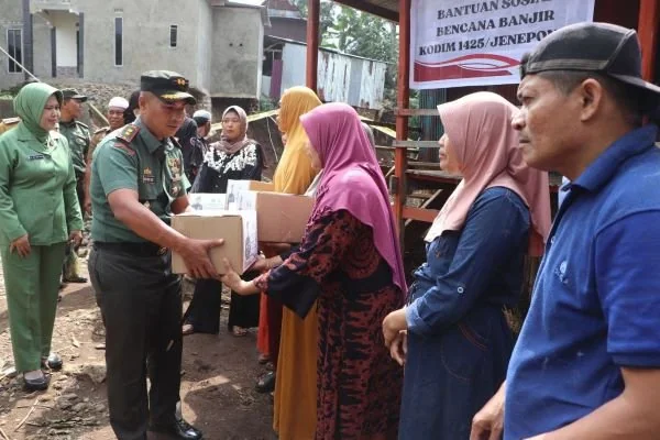 Dandim 1425 Jeneponto, Letkol Inf Abdul Muthalib Tallasa bersama Ketua Persit Ny. Devy Muhammad Tallasa menyalurkan bantuan sosial bagi warga terdampak banjir dan longsor di  Kecamatan Rumbi (Dok : Ist).