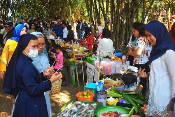 Penjual jajanan melayani pembeli di Pasar Jajanan Tradisional di Desa Rejosari, Dawe, Kudus, Jawa Tengah, Sabtu (19/8/2023). ANTARA FOTO/Yusuf Nugroho/YU (ANTARA FOTO/YUSUF NUGROHO)
