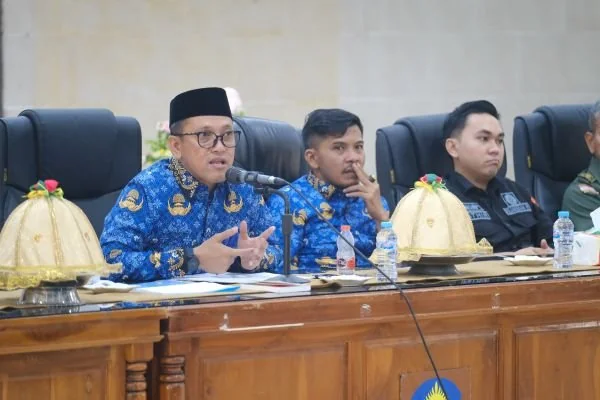 Bupati Jeneponto, Paris Yasir didampingi Wabup Islam Iskandar, saat menggelar rapat di ruang Pola (Dok : Ist).