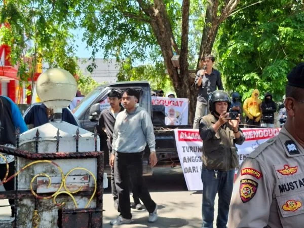 Suasana aksi demo di depan Kantor DPRD Takalar (Dok : Ist).