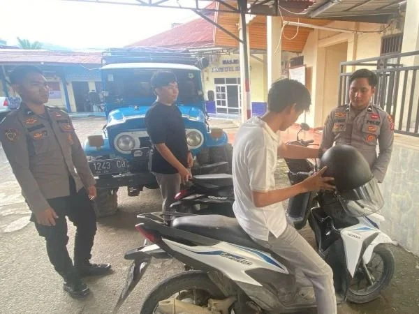 Warga yang menitipkan kendaraan saat mengambil kembali kendaraannya di Polresta Mamuju (Dok : Ist).