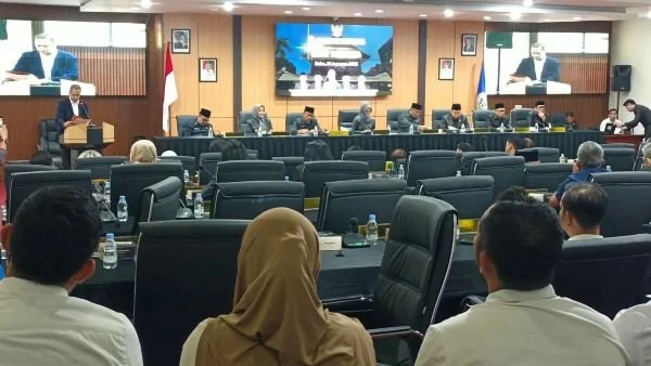 Kordinator Tim Kerja Badan Anggaran DPRD Sulsel Mizar Roem saat Menyampaikan Laporan di Rapat Paripurna (Dok: KabarMakassar)