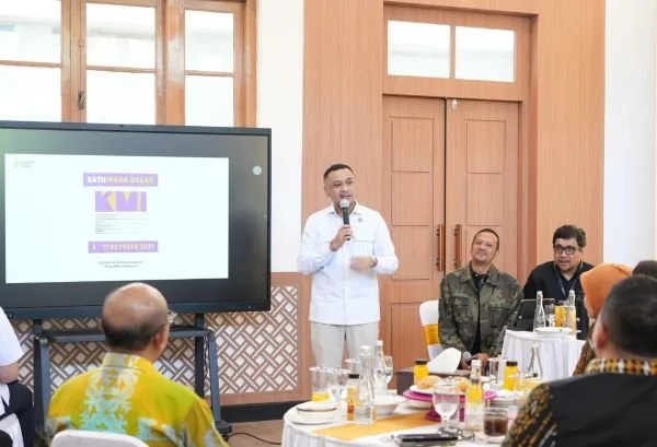 Wakil Menteri Kebudayaan RI, Giring Ganesha Djumaryo saat Memaparkan Konsep KMI 2026 Dihadapkan Wali Kota Makassar Munafri Arifuddin dan Jajaran Pemerintah Kota Makassar (Dok: KabarMakassar).