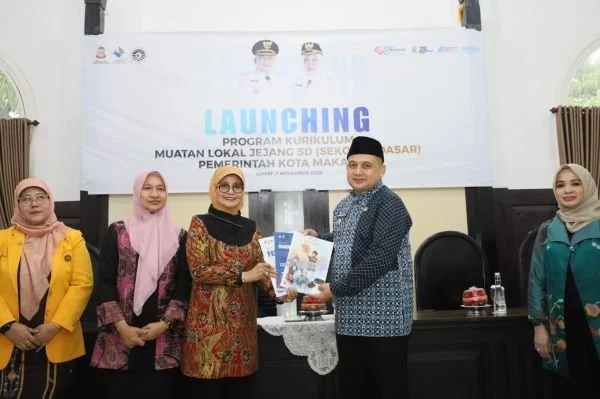 Plh Rektor UNM, Prof. Dr. Farida Patittingi dan Wali Kota Makassar Munafri Arifuddin (Dok: Ist).