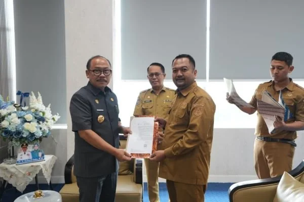 Gubernur Sulbar Suhardi duka saat memberikan surat keputusan gubernur kepada Bau Akram (dok:ist)