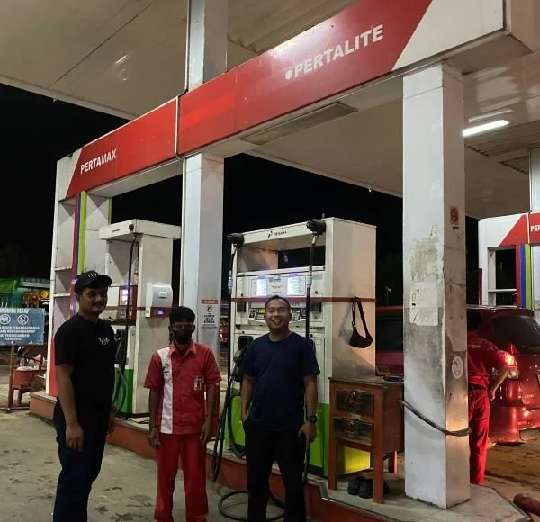 Personil Polda Sulbar saat melakukan pengecekan SPBU di Mamuju.