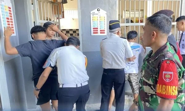 Petugas gabungan TNI-Polri saat melakukan sidak di blok hunian warga binaan. (Dok: Ist)
