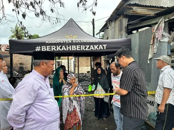 Wakil Bupati Bulukumba, Andi Edy Manaf ersama pimpinan Baznas Bulukumba, Ustaz M Yusuf Shandy mengunjungi korban kebakaran (Dok : Ist).