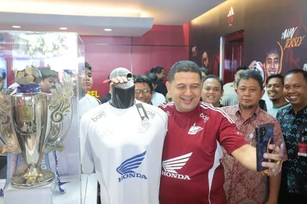 Wali Kota Makassar Munafri Arifuddin saat Belanja Jersey di Store PSM, (Dok: Ist).