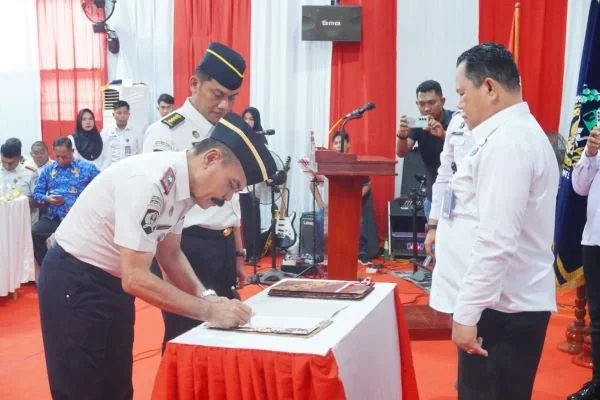 Kepala Lembaga Pemasyarakatan (Kalapas) Kelas IIA Watampone, Saripuddin Nakku, resmi menyerahkan jabatannya kepada Ashari sebagai Pelaksana Tugas (Plt) Kalapas Watampone dalam Upacara Serah Terima Jabatan (Sertijab). (Dok: Ist)